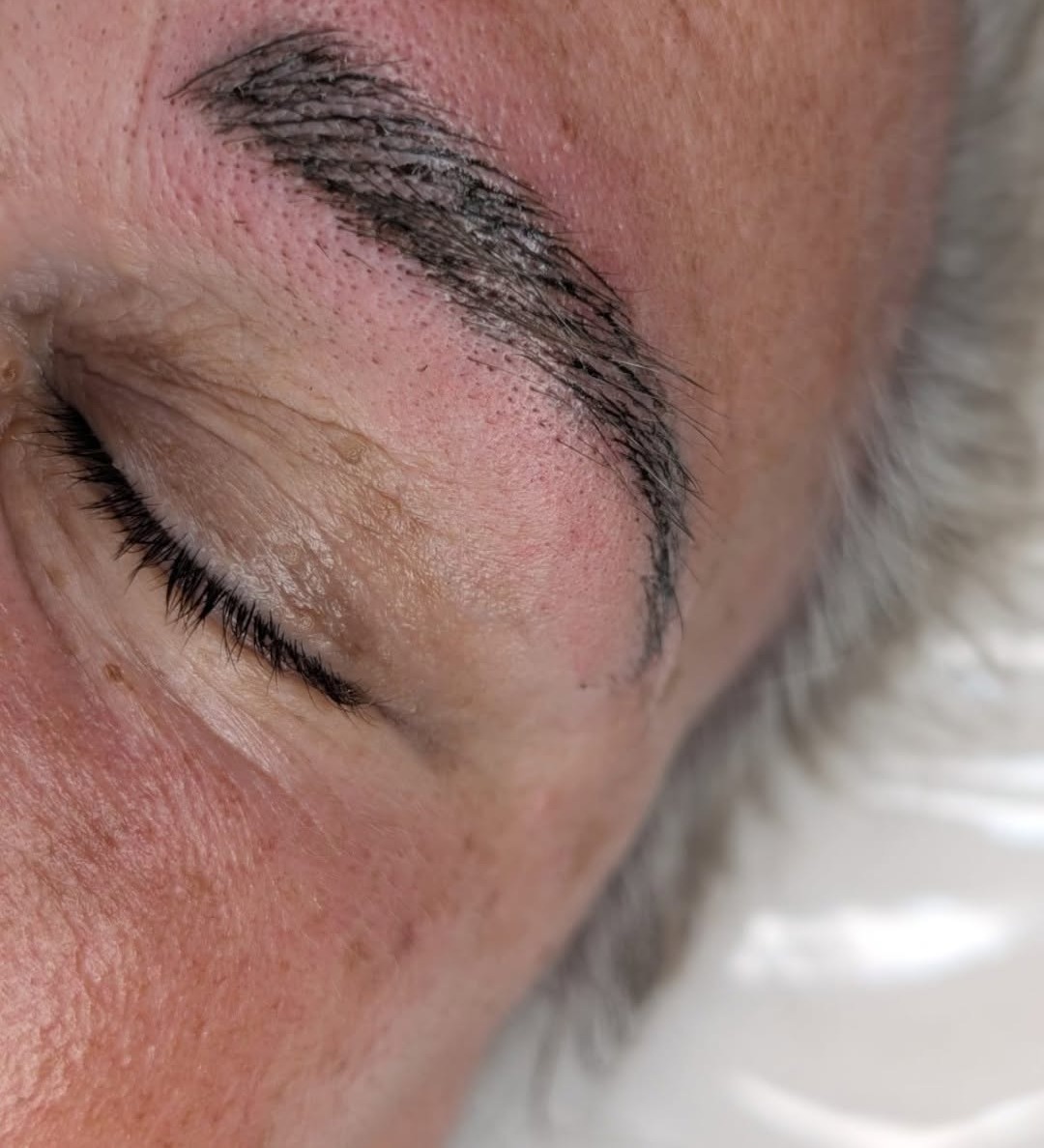 Microbladed hair strokes on a brow